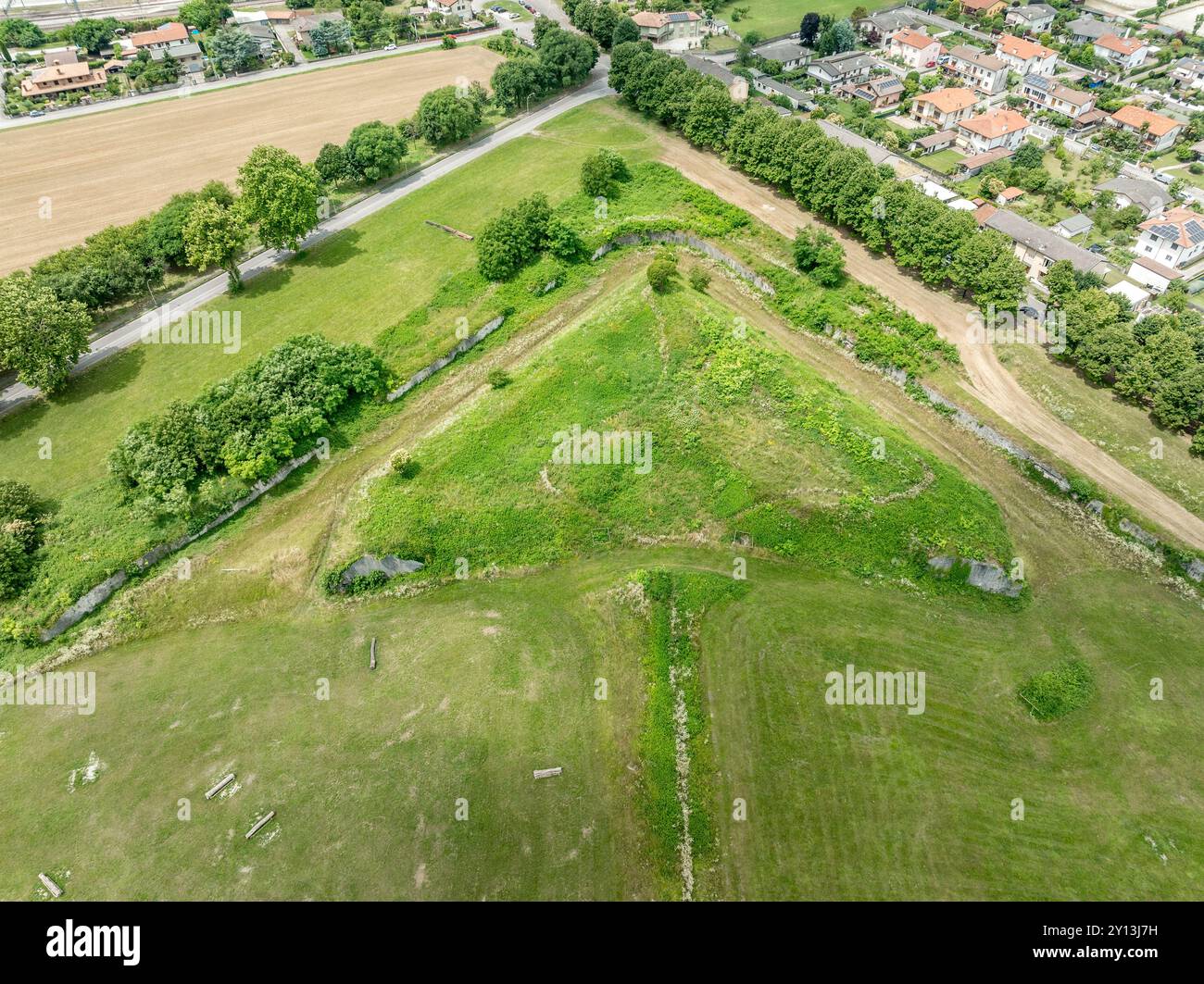 Veduta aerea dell'architettura militare del forte: Ravelin con glacis, traverse, luogo d'armi, controguardia, ridotta alla fortezza di Palmanova in Italia Foto Stock