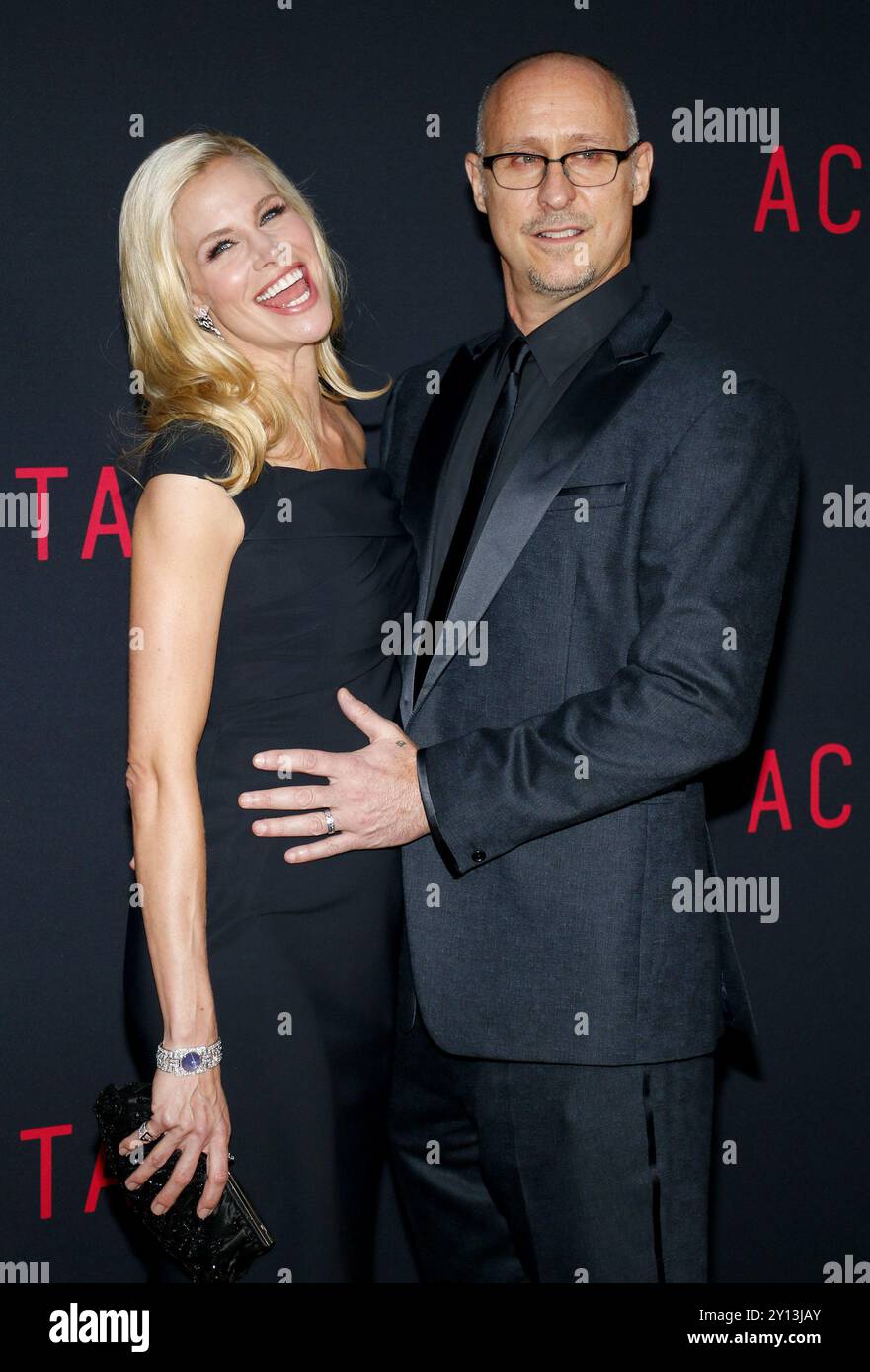 Brooke Burns e Gavin o'Connor alla prima di Los Angeles di "The Accountant" tenutasi al TCL Chinese Theater di Hollywood, USA, il 10 ottobre 2016. Foto Stock