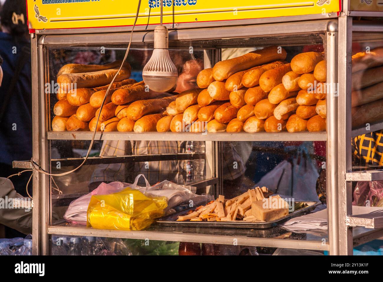 Pane francese e baguette soleggiati che servono carne a pranzo sul lungofiume durante il festival dell'acqua cambogiano di Phnom Penh, Cambogia. © Kraig Lieb Foto Stock