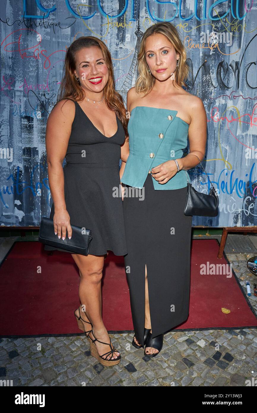 Sarah Tkotsch und Sina Tkotsch - grande apertura dei bistrot le Consulat a Berlino, 04.09.2024. Grande apertura Bistrot le Consulat *** Sarah Tkotsch e Sina Tkotsch grande apertura Bistrot le Consulat a Berlino il 04 09 2024 grande apertura Bistrot le Consulat Foto Stock
