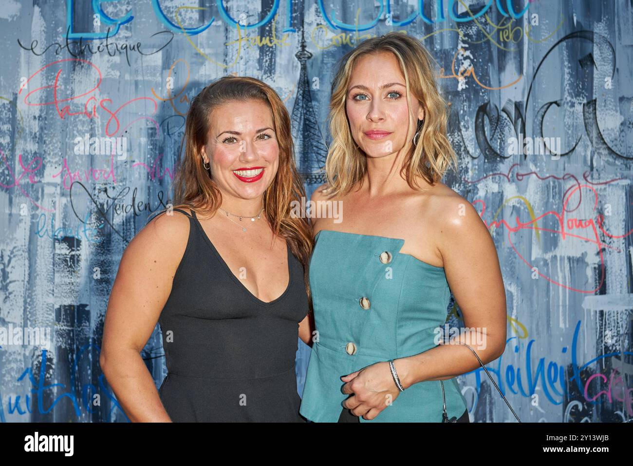 Sarah Tkotsch und Sina Tkotsch - grande apertura dei bistrot le Consulat a Berlino, 04.09.2024. Grande apertura Bistrot le Consulat *** Sarah Tkotsch e Sina Tkotsch grande apertura Bistrot le Consulat a Berlino il 04 09 2024 grande apertura Bistrot le Consulat Foto Stock