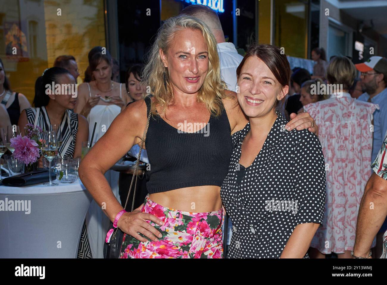Eva Mona Rodekirchen und Iris Mareike Steen - grande apertura dei bistrot le Consulat a Berlino, 04.09.2024. Grande apertura Bistrot le Consulat *** Eva Mona Rodekirchen e Iris Mareike Steen grande apertura del Bistrot le Consulat a Berlino il 04 09 2024 grande apertura Bistrot le Consulat Foto Stock