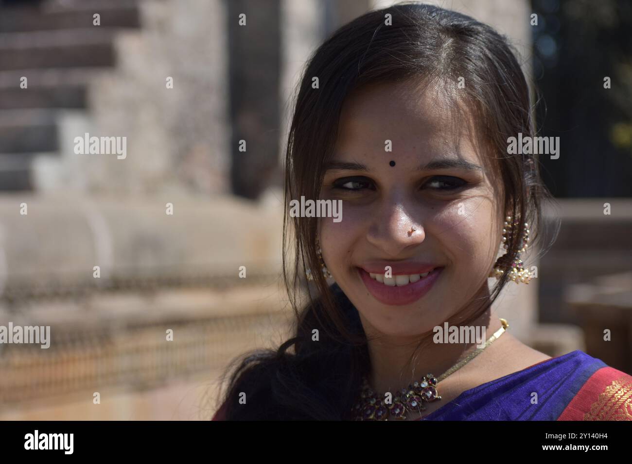 Ballerina di Bharatanatyam che posa nei templi di Gujarat, India Foto Stock