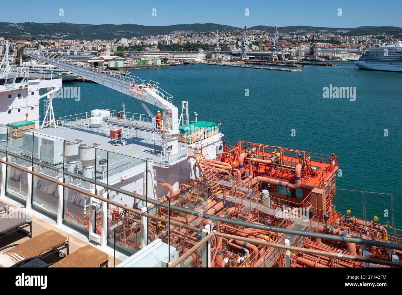 La petroliera GNL (gas naturale liquefatto) fornisce alle navi da crociera energia pulita con minori emissioni nel porto di Trieste Foto Stock