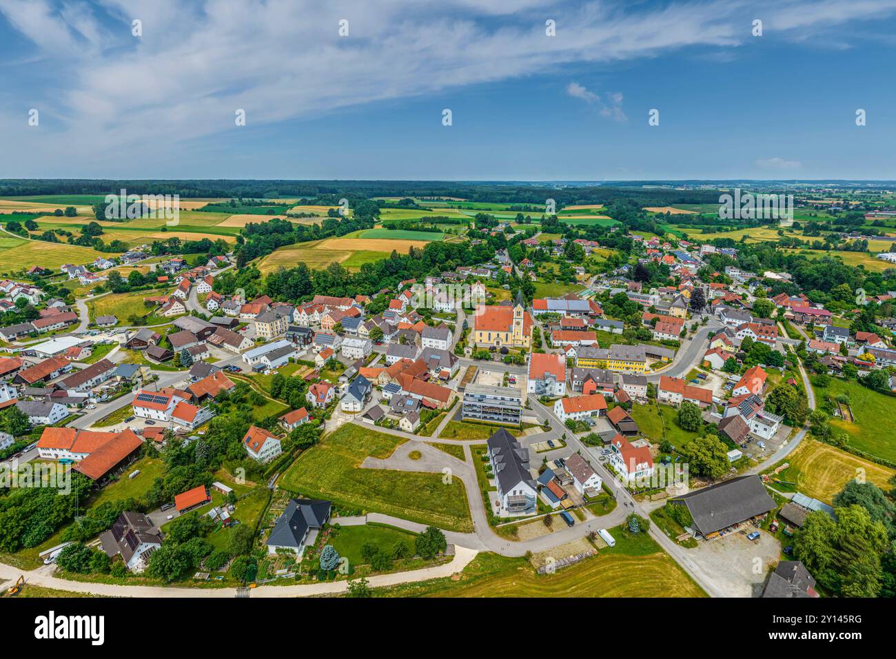 Vista della valle di Zusamtal intorno al villaggio di Ziemetshausen nella Svevia bavarese Foto Stock