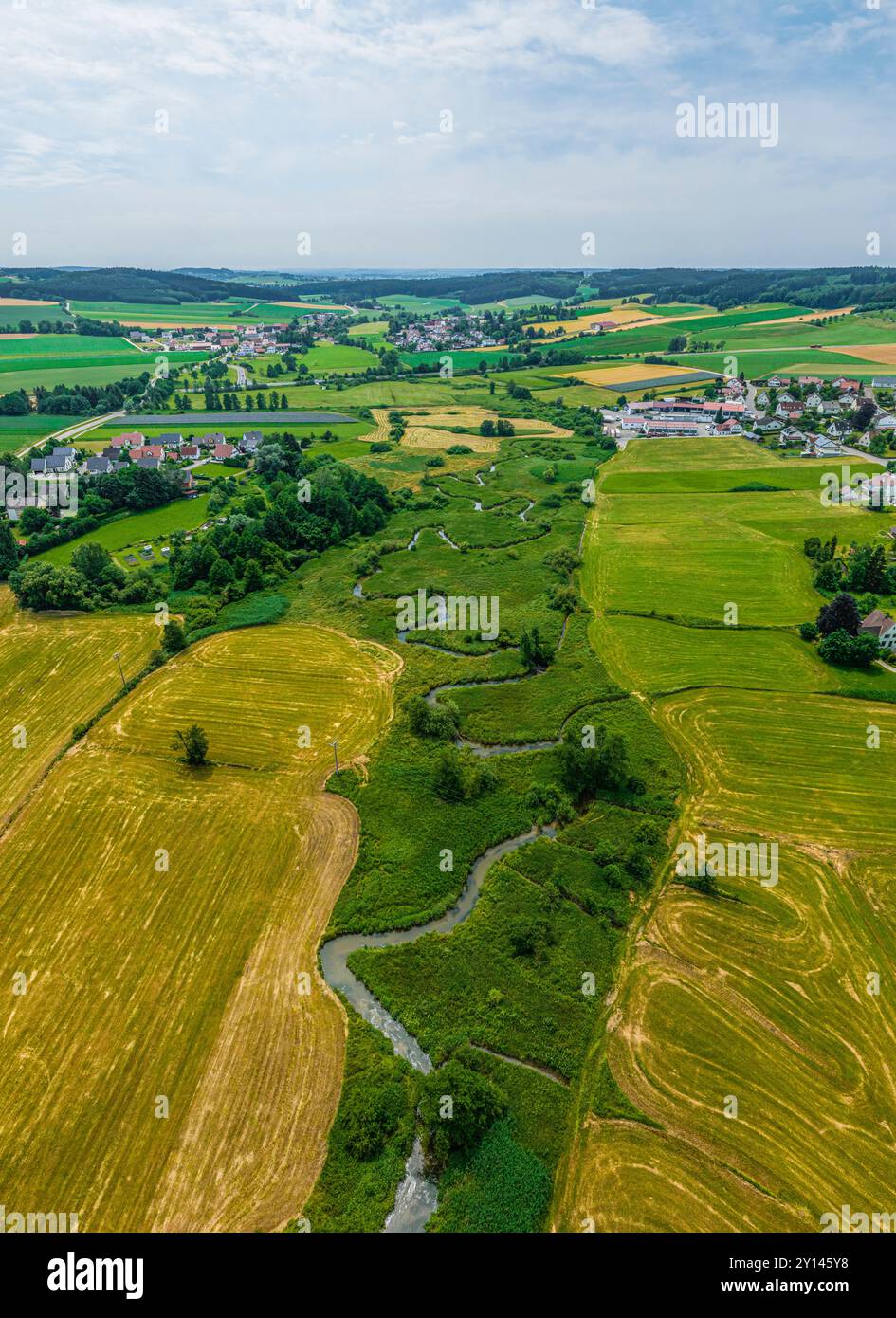 Vista della valle di Zusamtal intorno al villaggio di Ziemetshausen nella Svevia bavarese Foto Stock