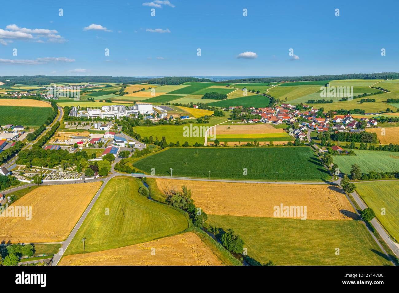 Vista di Bissingen nella valle di Kesseltal nella Svevia settentrionale in una soleggiata serata estiva Foto Stock