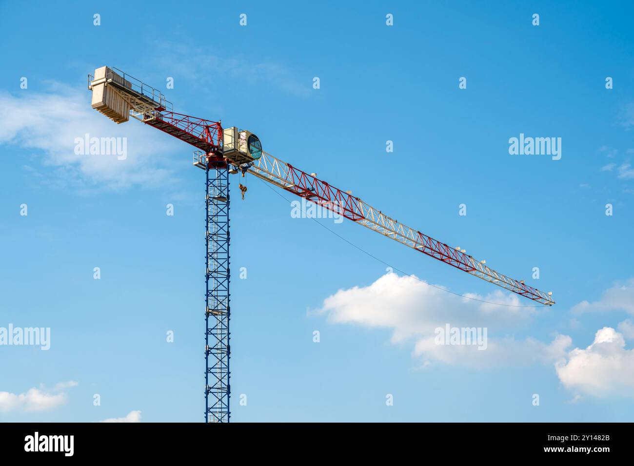 Gru da cantiere che lavora in cantieri di grandi dimensioni Foto Stock