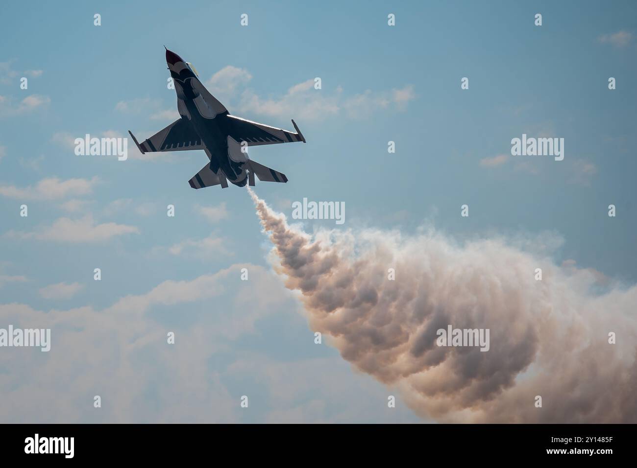 Uno degli F-16 Fighting Falcons accelera con precisione e abilità al 36° evento annuale dell'Oregon International Air Show a McMinnville, Oregon, il 3 agosto Foto Stock