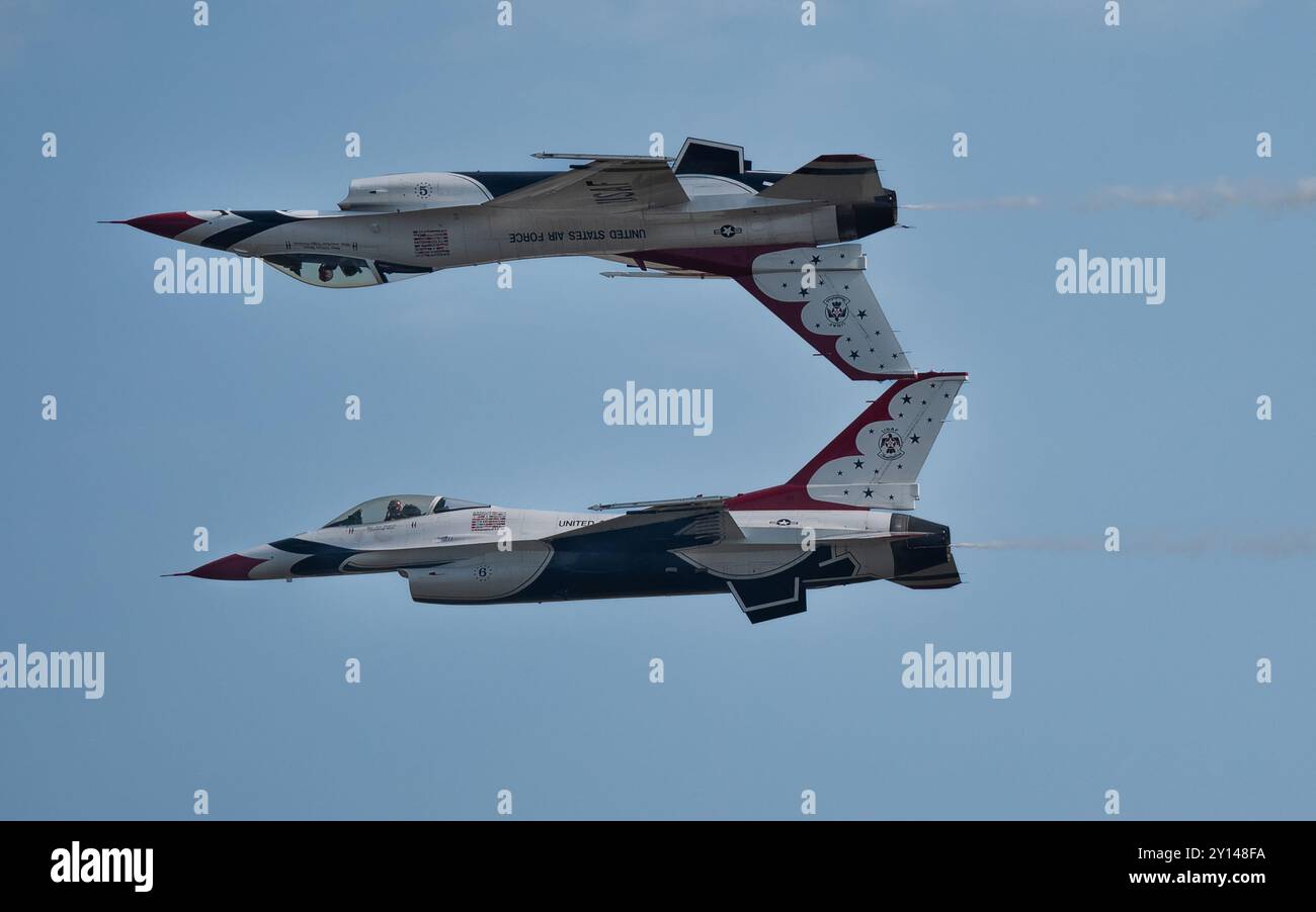 Il prestigioso team di dimostrazione aerea dell'Air Force, i Thunderbirds, esegue manovre capovolte durante il 36° evento annuale dell'Oregon International Airshow Foto Stock