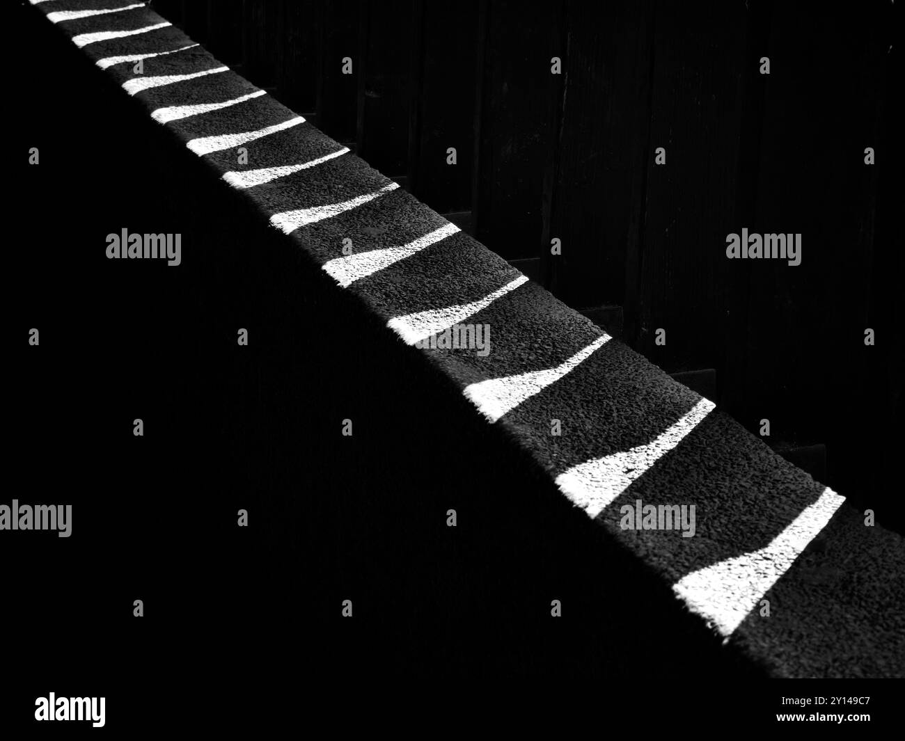 Luce del sole a terra: Forme astratte tratteggiate e motivo zebrato in bianco e nero. Foto Stock