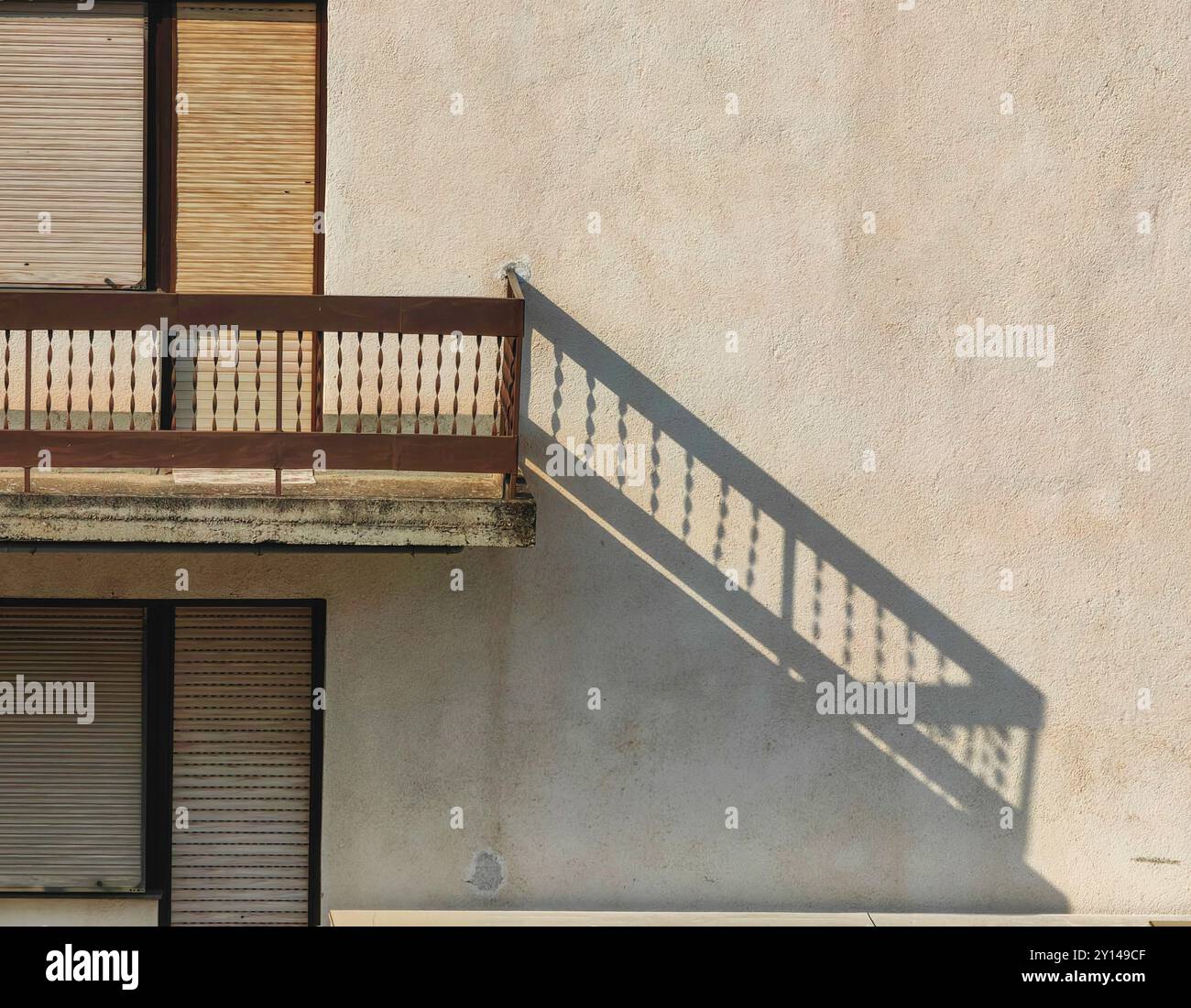 Porta del balcone chiusa con tende: Ombre astratte delle scale e sfondo sporco. Foto Stock