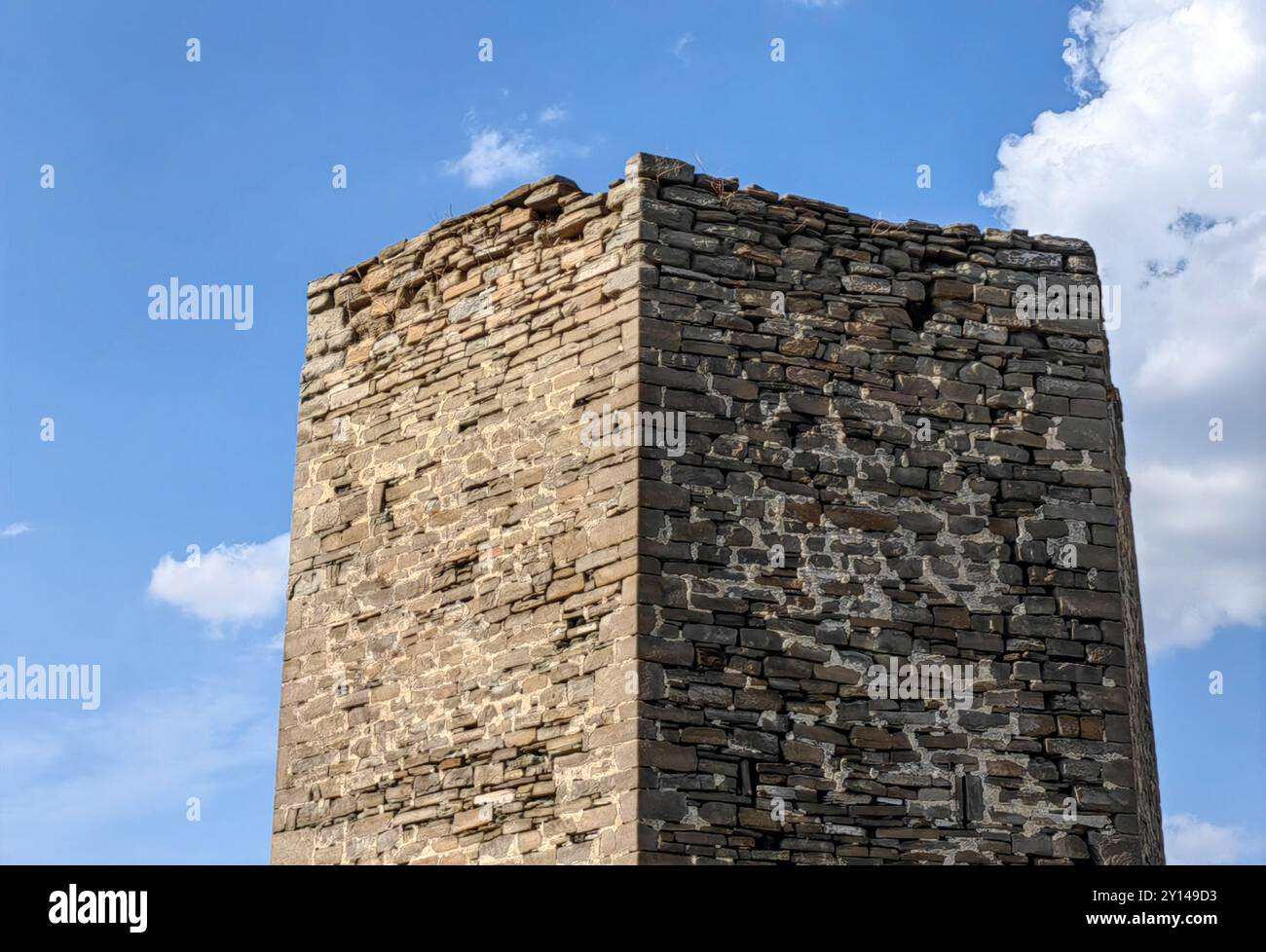Resti del tempo: Muro di pietra Torre dell'orologio a Negotino, Macedonia sotto il cielo blu Foto Stock