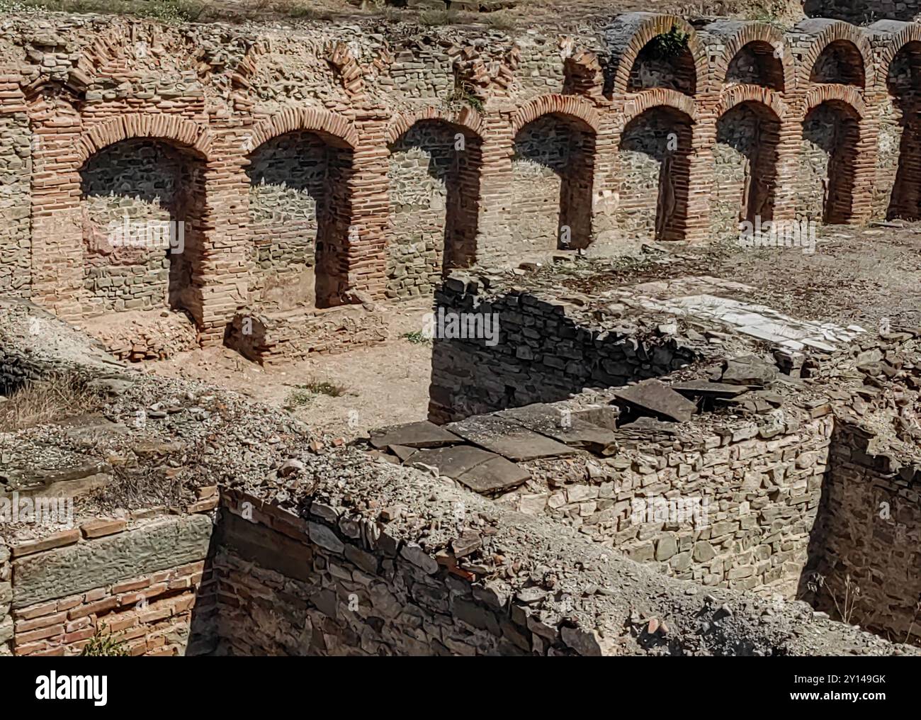 Mura incorniciate ad arco: Resti dell'antica città macedone , Stobi 359 a.C. Ripetizione e trama. Foto Stock