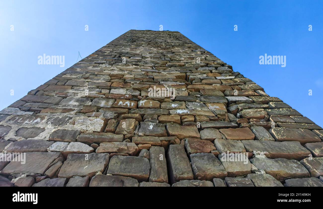 Resti del tempo: Muro di pietra Torre dell'orologio a Negotino, Macedonia sotto il cielo blu Foto Stock