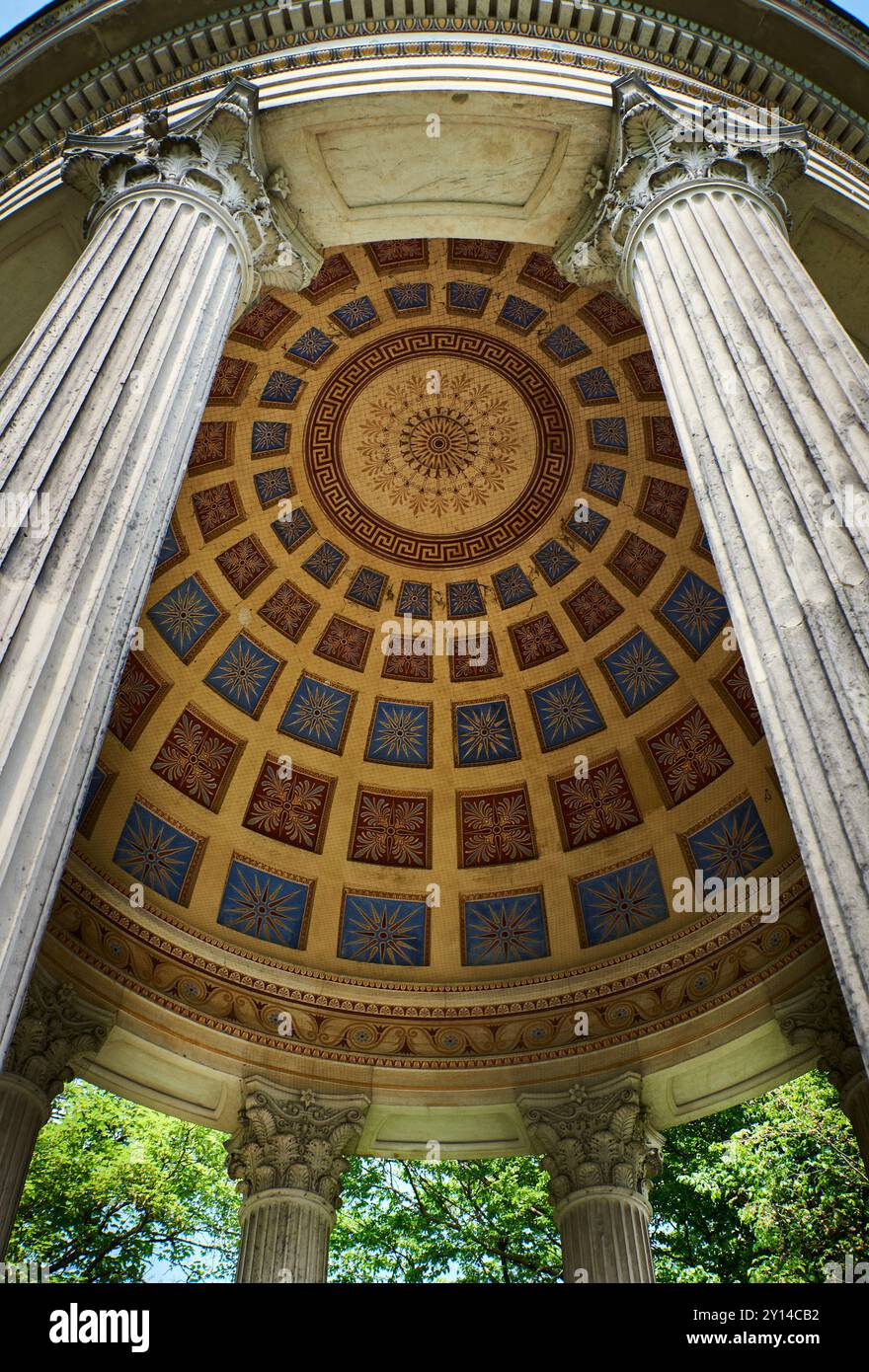 Stile rococò e barocco sul soffitto di un tempio bavarese a Monaco. Stile barocco tedesco su un tetto del tempio decorato rotondo a München Foto Stock