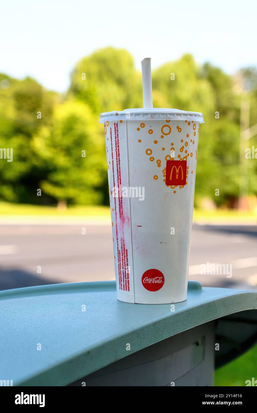 Toronto, Canada - 2 settembre 2024: Una tazza di carta McDonald's abbandonata in cima a un bidone della spazzatura. Foto Stock