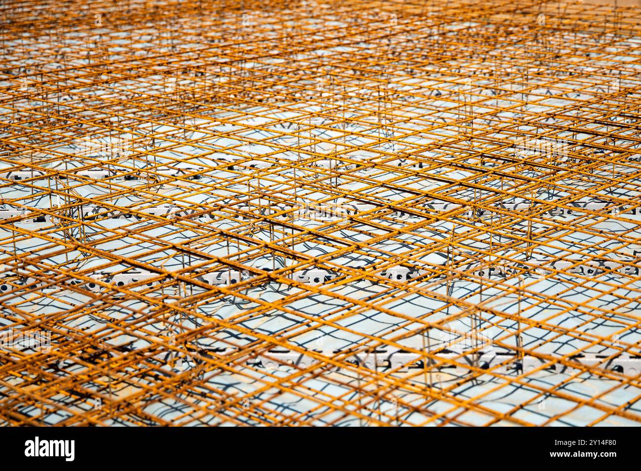 Area completamente coperta da armature per la costruzione di lastre in calcestruzzo Foto Stock