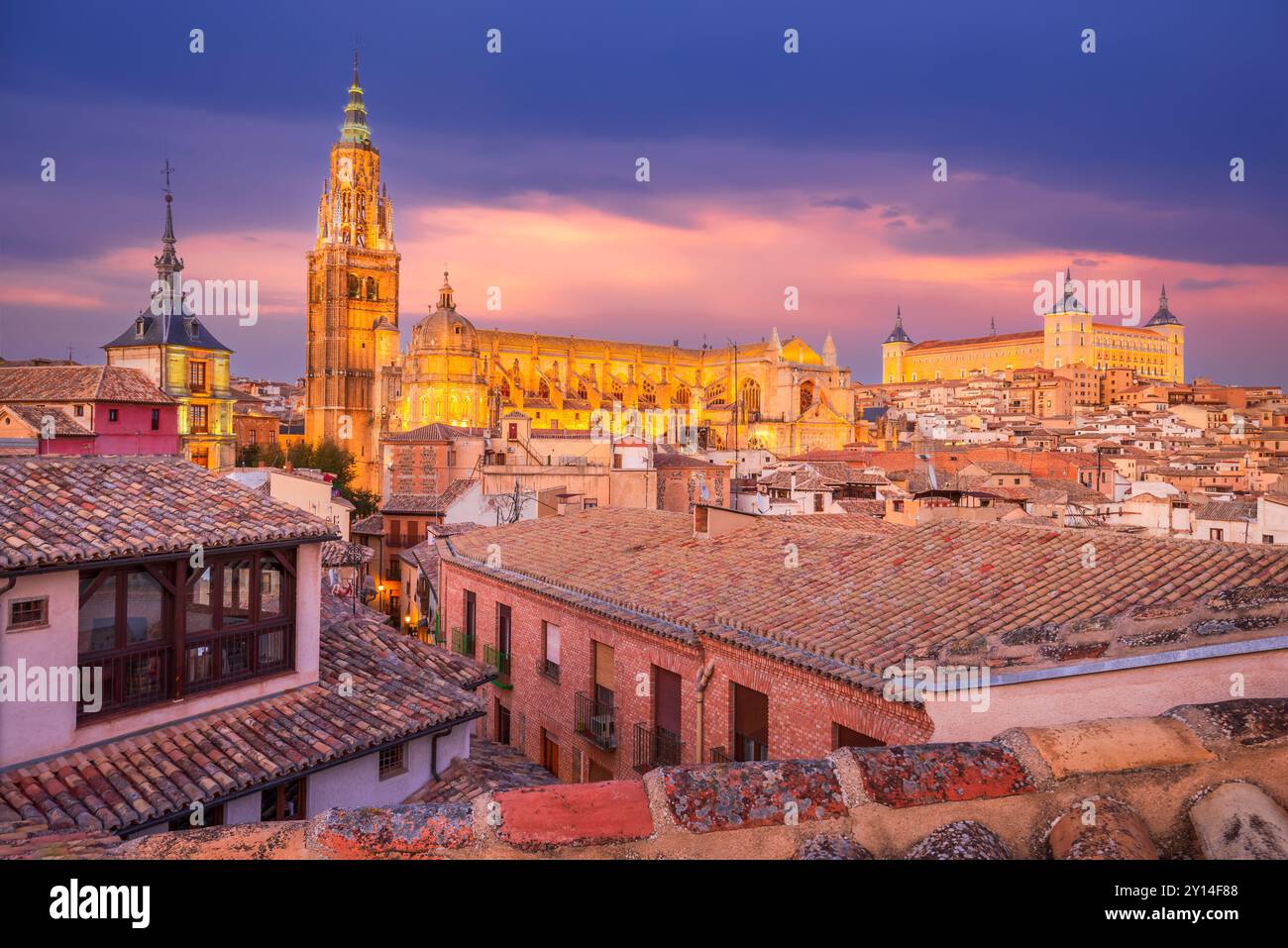 Toledo, Spagna. Spettacolare vista aerea della cattedrale medievale di Toledo e della fortezza dell'Alcazar, del cielo color crepuscolo, Castilla la Mancha. Foto Stock