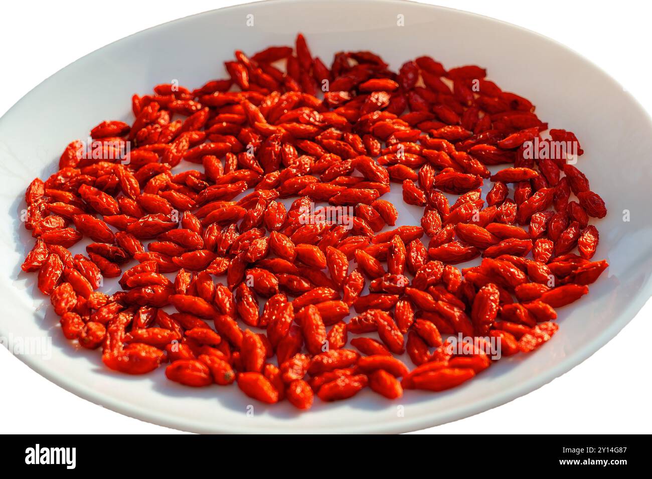 Primo piano di bacche di goji essiccate disposte su un piatto, perfetto per immagini di salute. Foto Stock