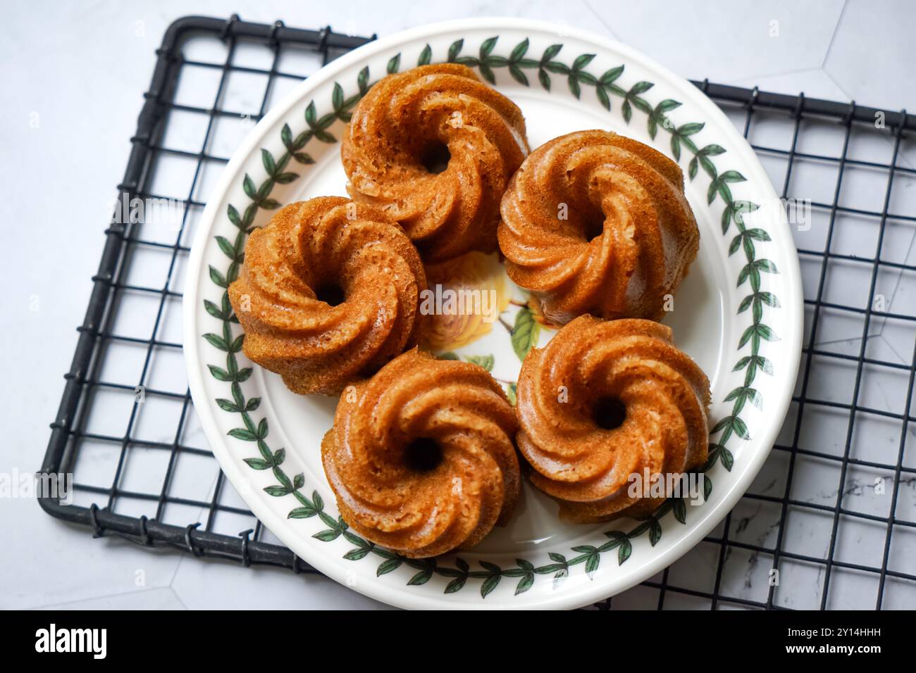 Torta dolce e soffice caramellata al vapore, conosciuta localmente in Malesia come Kuih Apam Gula Hangus. Foto Stock