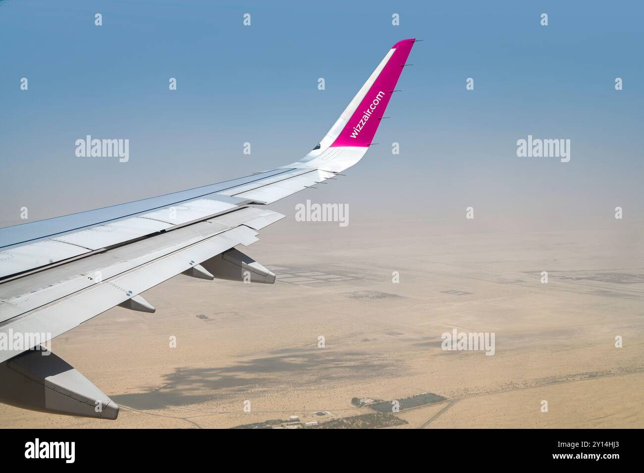 ABU DHABI - Mar 28: Winglet di Wizz Air Airbus A321neo il 28 marzo 2003. 2024 negli Emirati Arabi Uniti Foto Stock