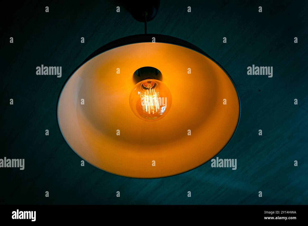 Primo piano del paralume con lampada a incandescenza con luce gialla Foto Stock
