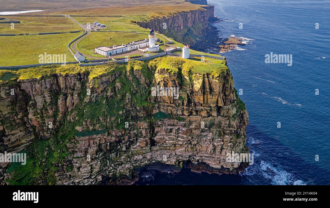 Dunnet Head e Lighthouse Caithness Scotland le scogliere e il mare blu del Pentland Firth Foto Stock
