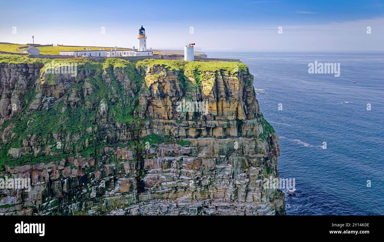 Dunnet Head e Lighthouse Caithness Scotland gli edifici bianchi in cima alle imponenti scogliere Foto Stock