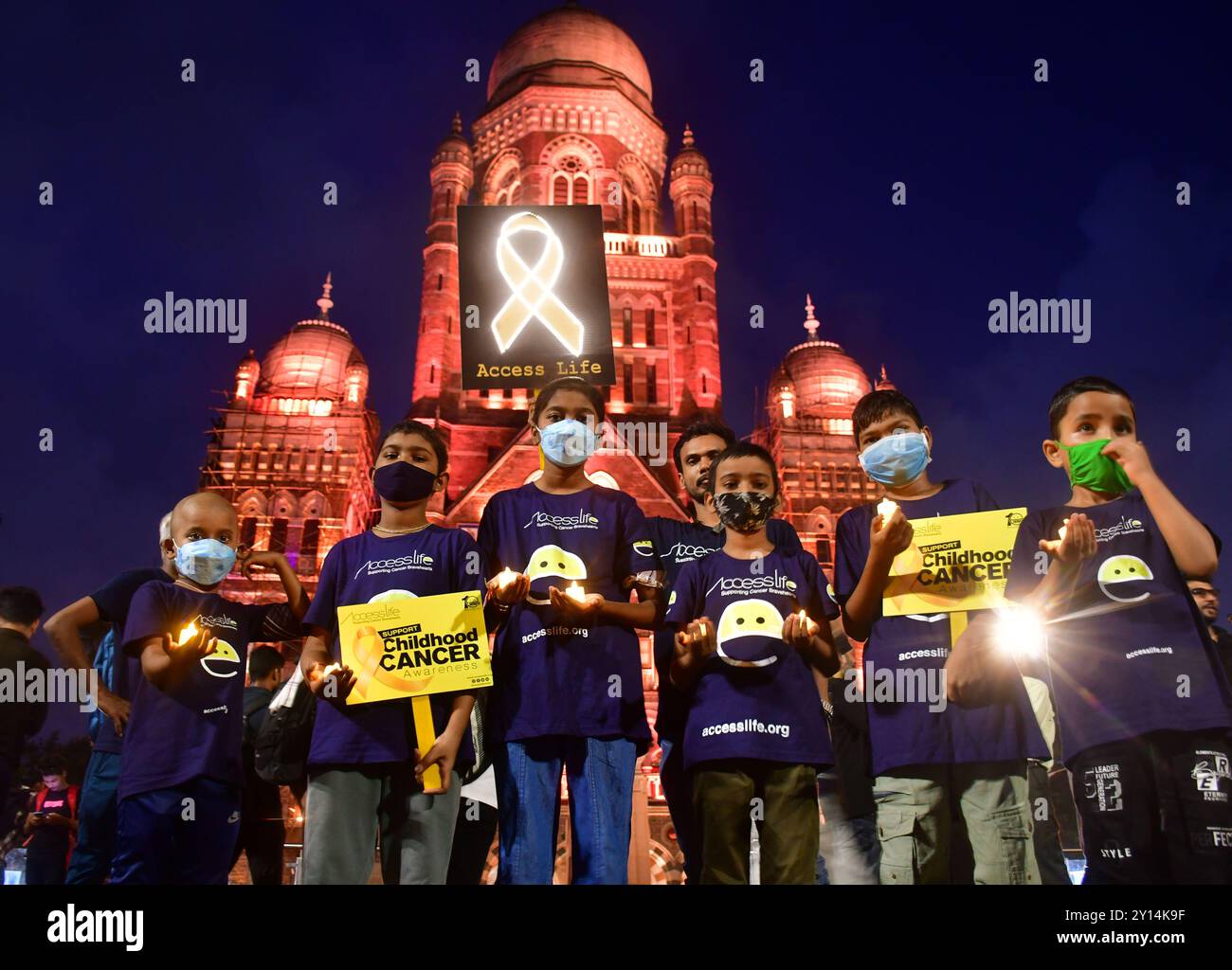 Mumbai, India. 5 settembre 2024. MUMBAI, INDIA - 4 SETTEMBRE: I bambini affetti da cancro sono stati visti tenere le candele davanti ai due siti iconici di Mumbai, Chhatrapati Shivaji Maharaj Terminus (CSMT) e Municipal Corporation della grande Mumbai, illuminati in colore oro a sostegno dell'International Childhood Cancer Awareness Program, il 4 settembre 2024 a Mumbai, India. (Foto di Bhushan Koyande/Hindustan Times/Sipa USA ) crediti: SIPA USA/Alamy Live News Foto Stock