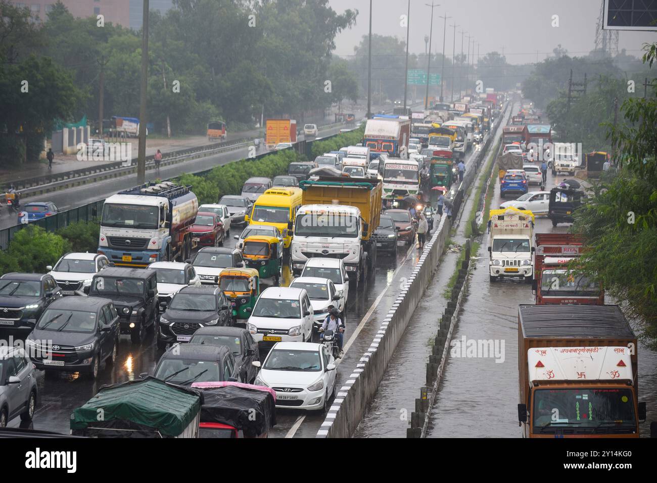 GURUGRAM, INDIA - 4 SETTEMBRE: Congestione del traffico sulla National Highway-48 a causa del disboscamento delle acque sulla carreggiata principale durante le forti piogge vicino al villaggio di Narsinghpur, il 4 settembre 2024 a Gurugram, India. I residenti di Delhi-NCR hanno assistito a un improvviso cambiamento del tempo, mentre le forti piogge hanno colpito diverse parti della città. (Foto di Parveen Kumar/Hindustan Times/Sipa USA ) credito: SIPA USA/Alamy Live News Foto Stock