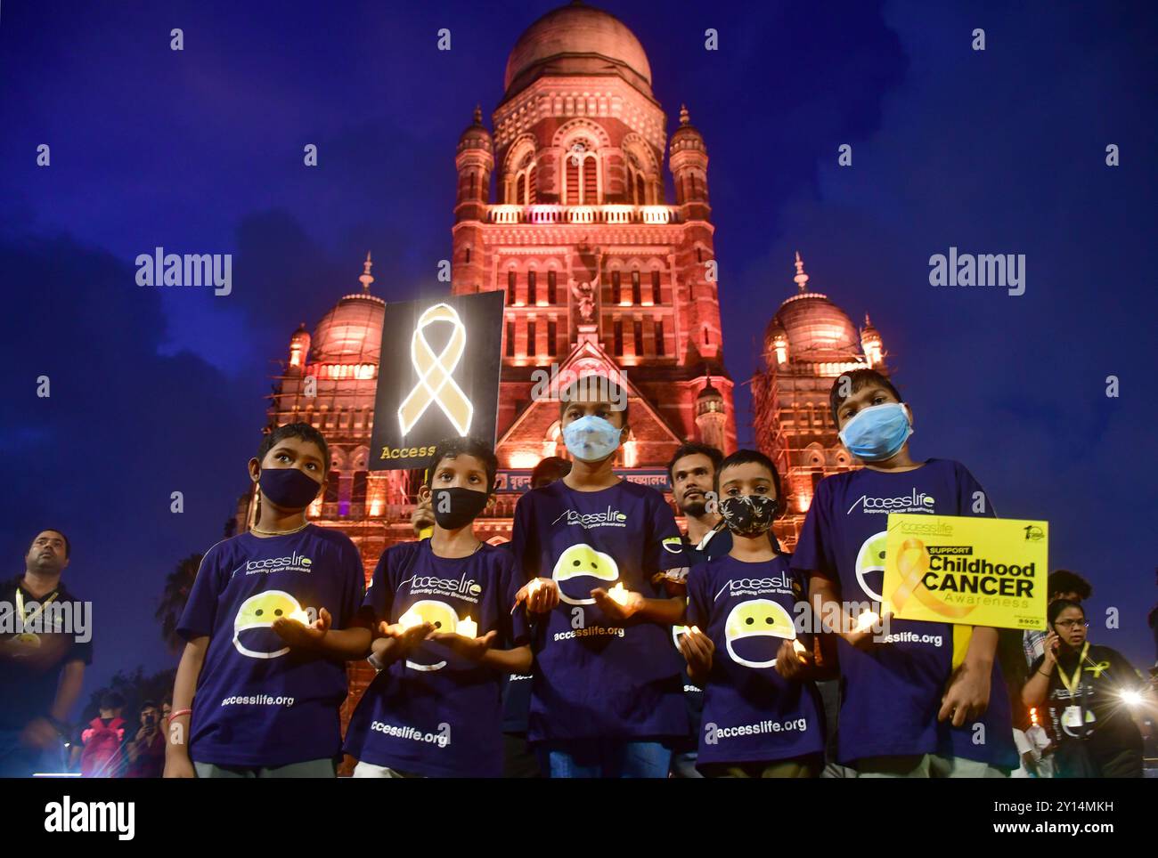 Mumbai, India. 5 settembre 2024. MUMBAI, INDIA - 4 SETTEMBRE: I bambini affetti da cancro sono stati visti tenere le candele davanti ai due siti iconici di Mumbai, Chhatrapati Shivaji Maharaj Terminus (CSMT) e Municipal Corporation della grande Mumbai, illuminati in colore oro a sostegno dell'International Childhood Cancer Awareness Program, il 4 settembre 2024 a Mumbai, India. (Foto di Bhushan Koyande/Hindustan Times/Sipa USA ) crediti: SIPA USA/Alamy Live News Foto Stock