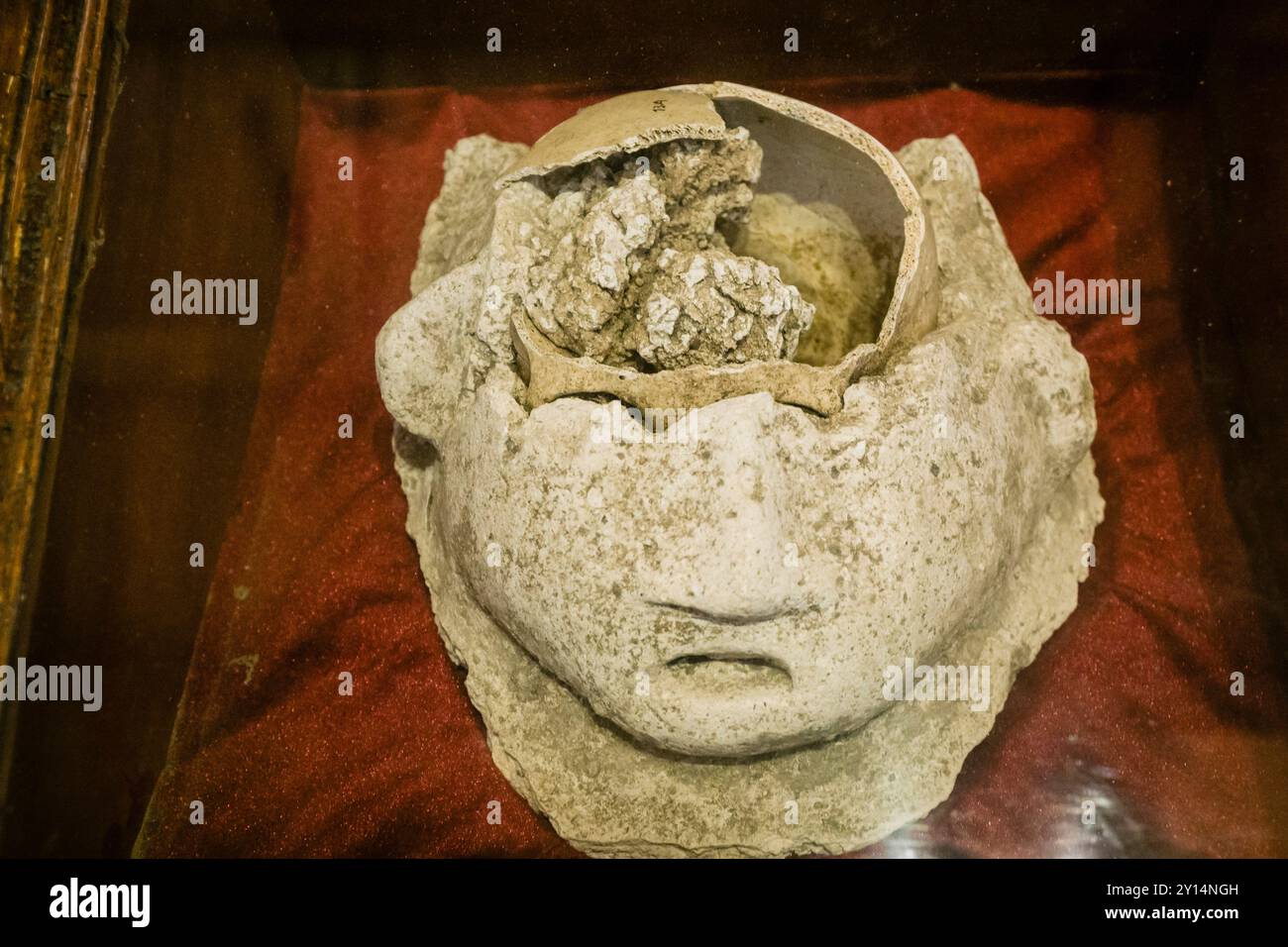 Cranio umano con stucco, museo della piazza centrale, Chichicastenango, comune del dipartimento di El Quiché, Guatemala, America centrale. Foto Stock