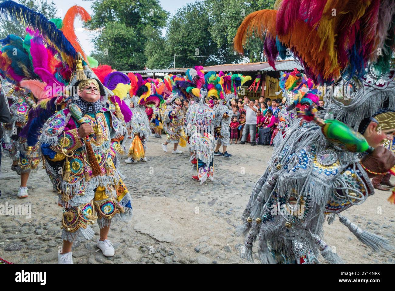 Danza del piccolo Toro, danza sincretica del XVII secolo con costumi tradizionali, Santo Tomás Chichicastenango, Repubblica del Guatemala, America centrale. Foto Stock
