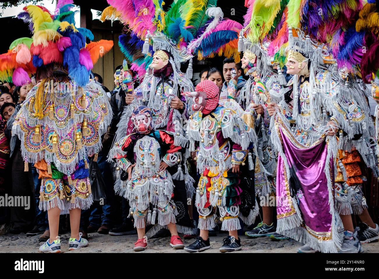 Danza del piccolo Toro, danza sincretica del XVII secolo con costumi tradizionali, Santo Tomás Chichicastenango, Repubblica del Guatemala, America centrale. Foto Stock