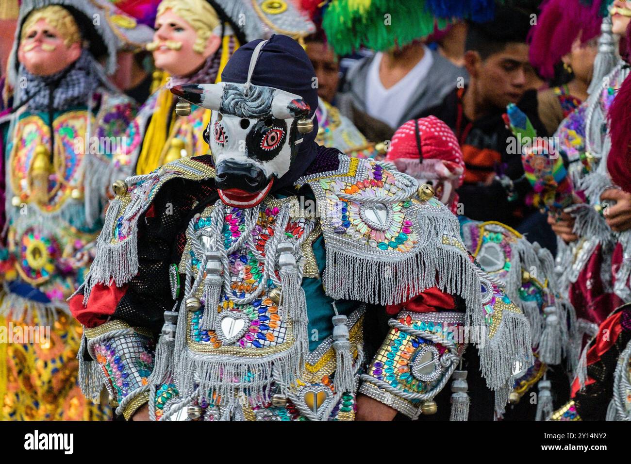 Danza del piccolo Toro, danza sincretica del XVII secolo con costumi tradizionali, Santo Tomás Chichicastenango, Repubblica del Guatemala, America centrale. Foto Stock