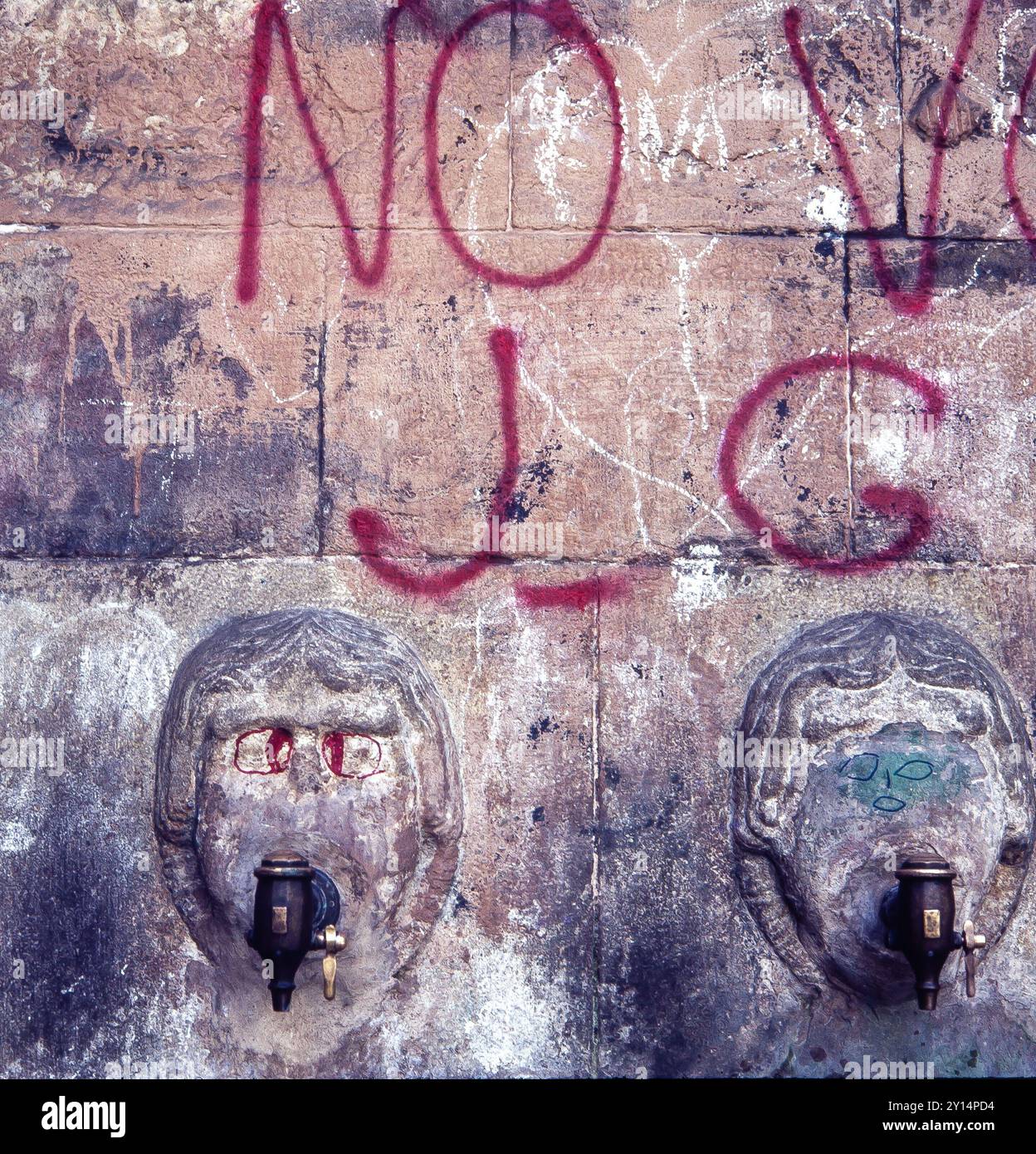 PIAZZA SANT JUST. GRAFFITI CONTRO IL REFERENDUM, 1976, S.XX. BARCELLONA. Foto Stock