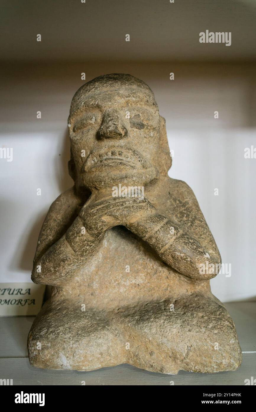 Scultura antropomorfa, museo centrale della piazza, Chichicastenango, comune del dipartimento di El Quiché, Guatemala, America centrale. Foto Stock