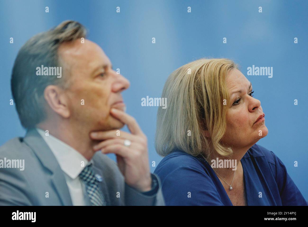 R-L Nancy Faeser SPD, Bundesministerin fuer Inneres und Heimat, und Holger Muench, Praesident des Bundeskriminalamtes BKA, aufgenommen im Rahmen der Pressekonferenz zum Bundeslagebild zur Organisierten Kriminalitaet 2023. Berlino, 05.09.2024. Berlin Deutschland *** R L Nancy Faeser SPD , Ministro federale dell'interno e della patria, e Holger Muench, Presidente dell'Ufficio federale di polizia penale BKA , registrati durante la conferenza stampa sulla situazione federale relazione sulla criminalità organizzata 2023 Berlino, 05 09 2024 Berlino Germania Copyright: XFlorianxGaertner/photothek.dex Foto Stock