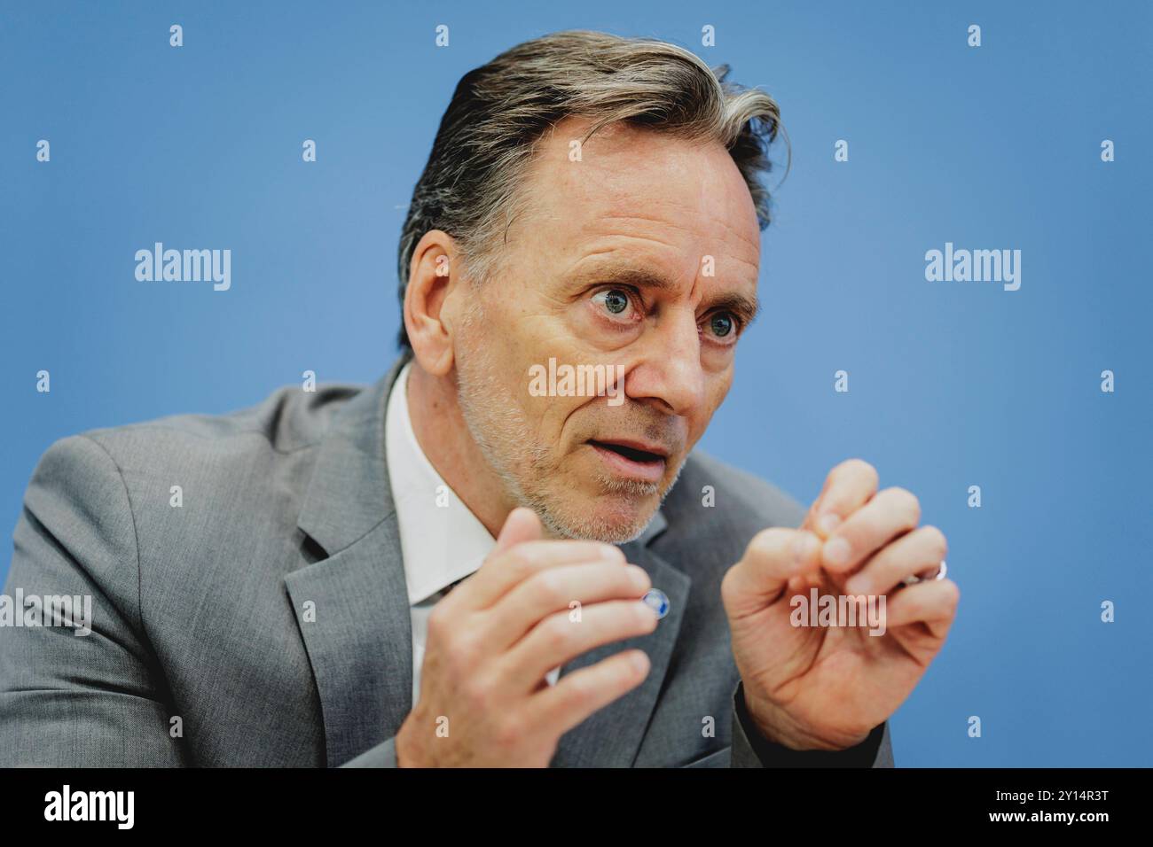 Holger Muench, Praesident des Bundeskriminalamtes BKA, aufgenommen im Rahmen der Pressekonferenz zum Bundeslagebild zur Organisierten Kriminalitaet 2023. Berlino, 05.09.2024. Berlin Deutschland *** Holger Muench, Presidente dell'Ufficio federale di polizia penale BKA , registrato durante la conferenza stampa sulla situazione federale relazione sulla criminalità organizzata 2023 Berlino, 05 09 2024 Berlino Germania Copyright: XFlorianxGaertner/photothek.dex Foto Stock