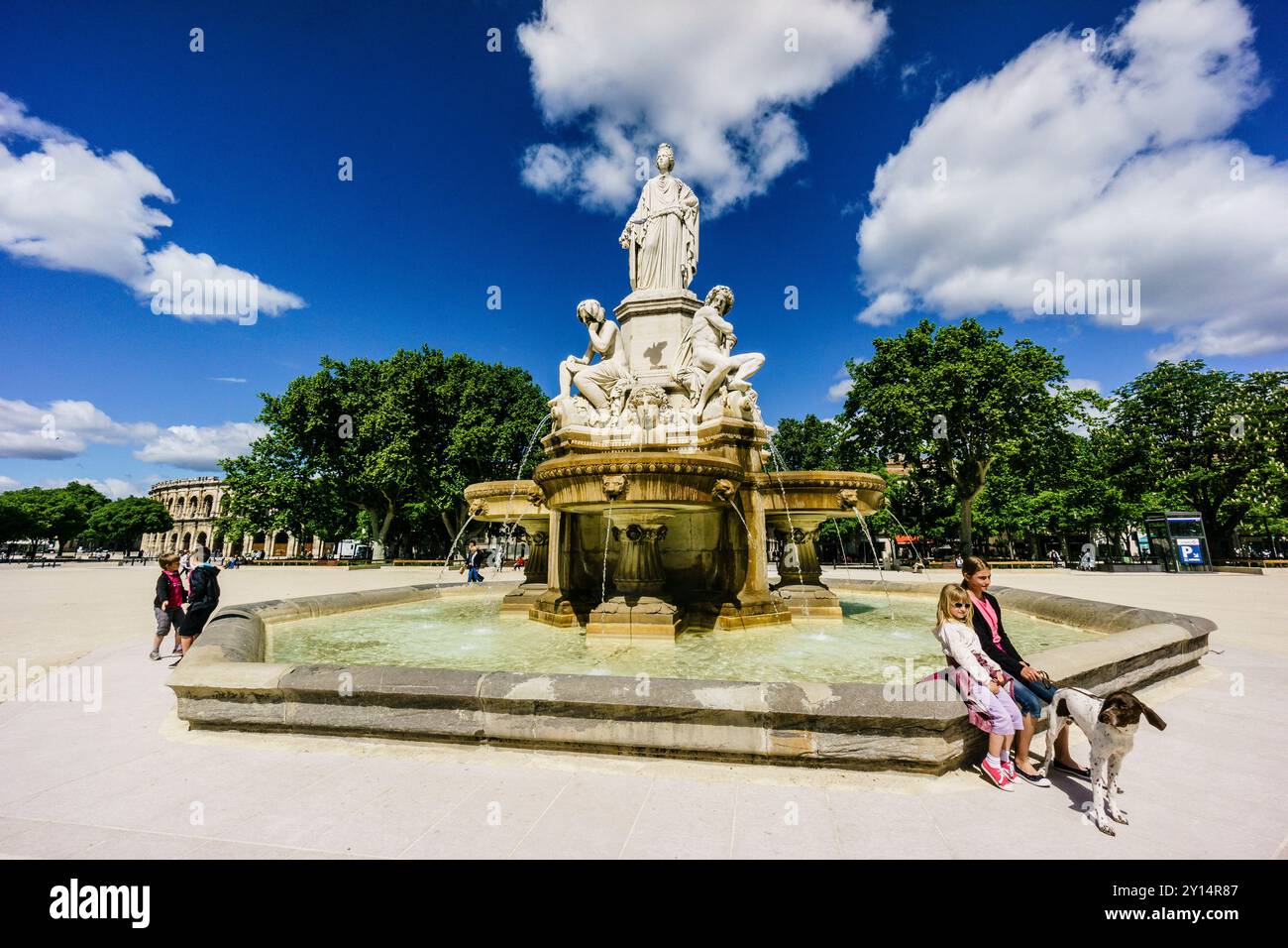 Pradier Fountain, 1851, Nimes, capitale del dipartimento di Gard, Francia, Europa. Foto Stock