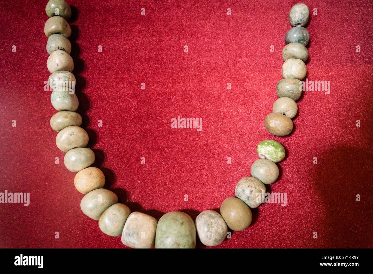 Collana di perle di giada, museo Central plaza, Chichicastenango, dipartimento del comune di El Quiché, Guatemala, America centrale. Foto Stock