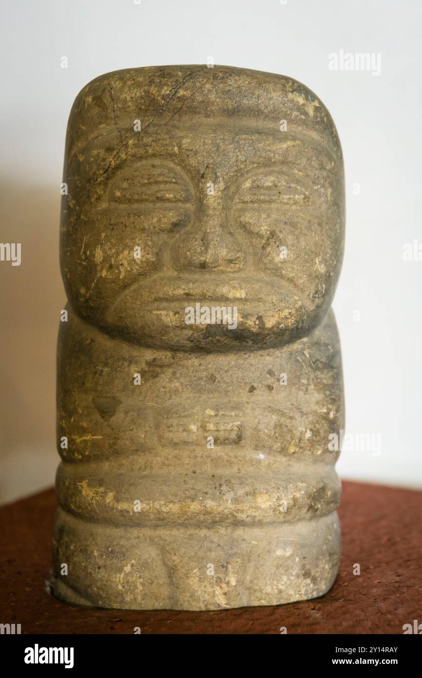 Scultura antropomorfa, museo centrale della piazza, Chichicastenango, comune del dipartimento di El Quiché, Guatemala, America centrale. Foto Stock