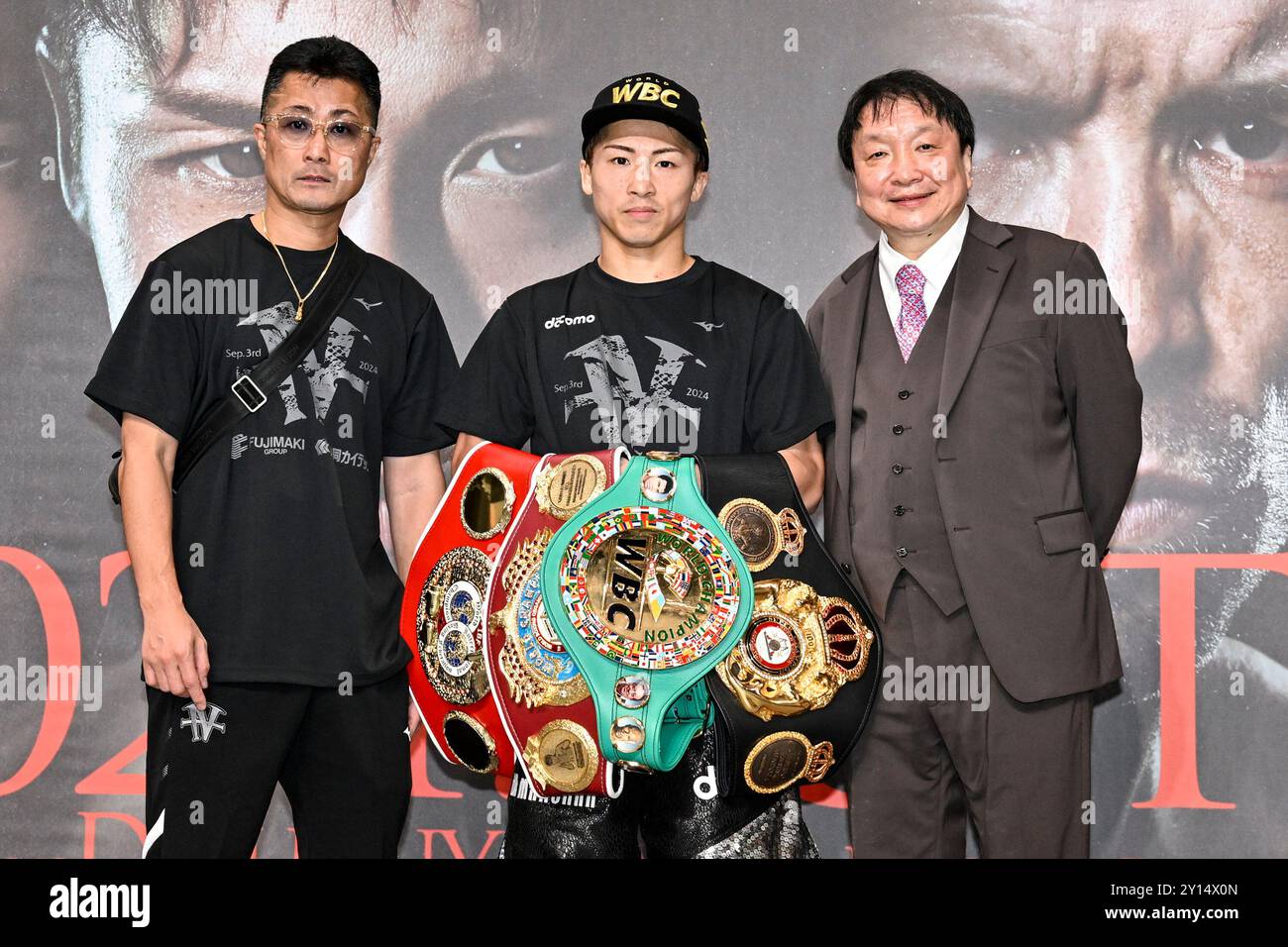 Il campione giapponese Naoya Inoue, centro, posa con il suo allenatore e padre Shingo Inoue, a sinistra, e il presidente della Ohhashi Boxing Gym Hideyuki Ohashi, a destra, durante una conferenza stampa dopo aver vinto il titolo di boxe IBF-WBA-WBC-WBO dei pesi super bantamweight da un TKO al settimo round all'Ariake Arena di Tokyo, in Giappone, il 3 settembre 2024. (Foto di Hiroaki finito Yamaguchi/AFLO) Foto Stock