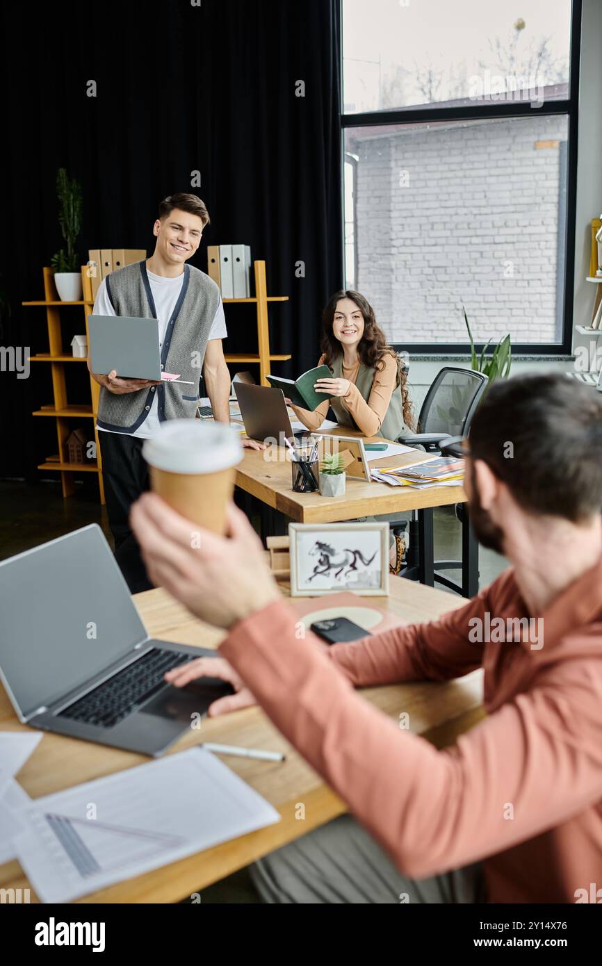 I colleghi conversano amichevolmente mentre si trovano in un ufficio moderno. Foto Stock