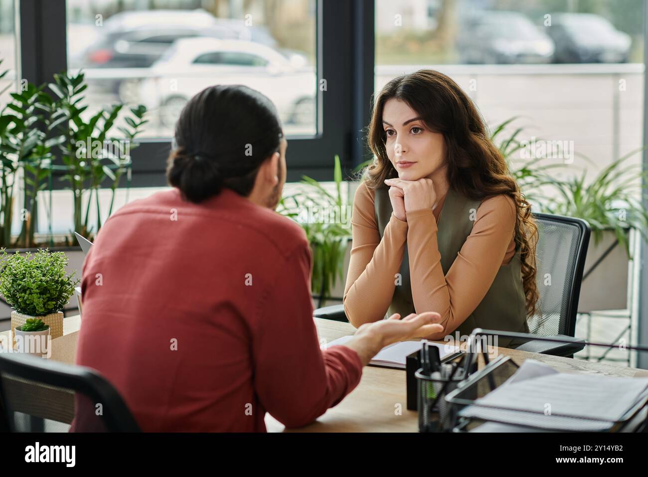 Due colleghi conversano con attenzione in una situazione di licenziamento impegnativa. Foto Stock