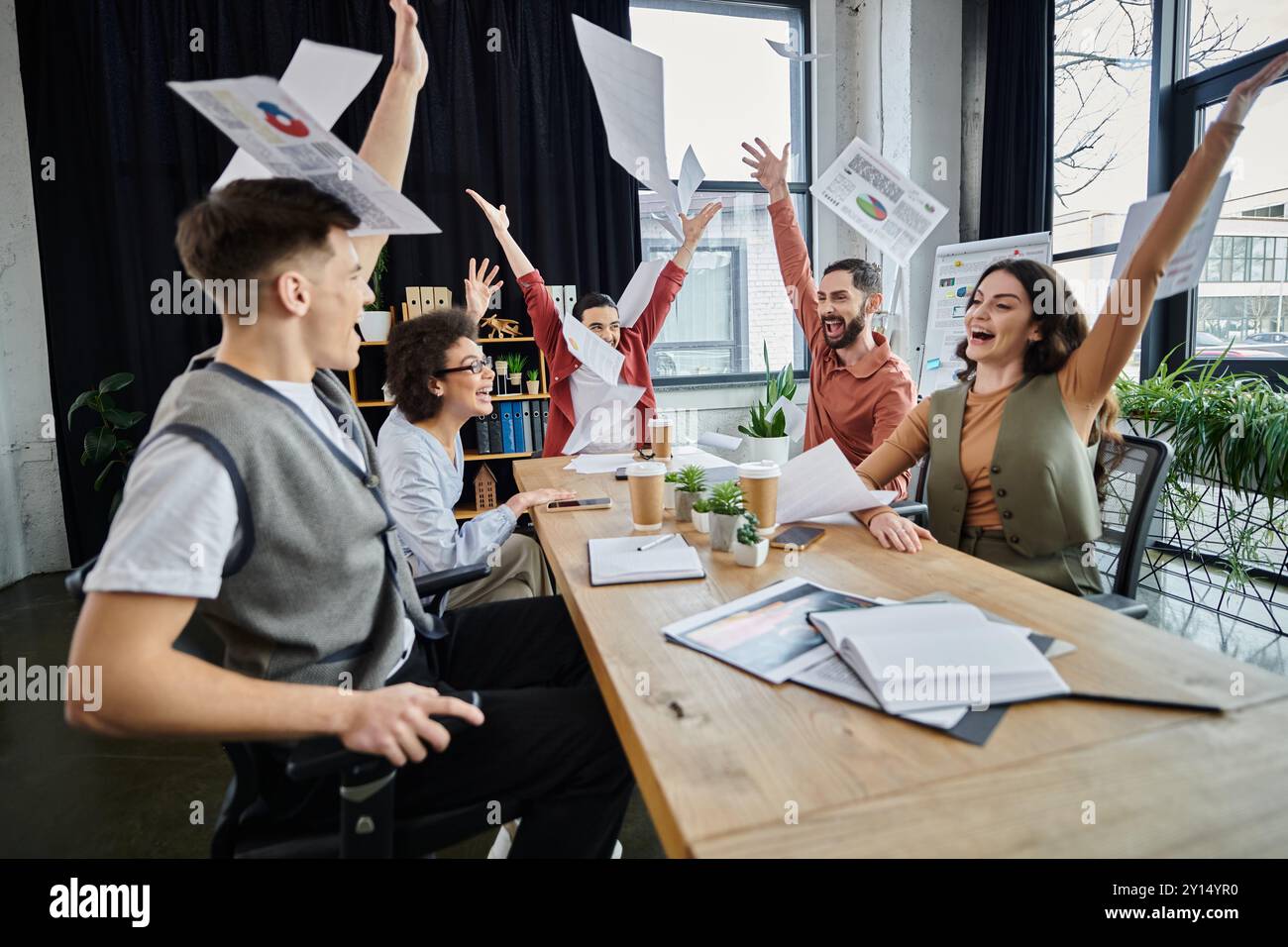I membri del team esprimono gioia durante la navigazione in un momento impegnativo al lavoro. Foto Stock