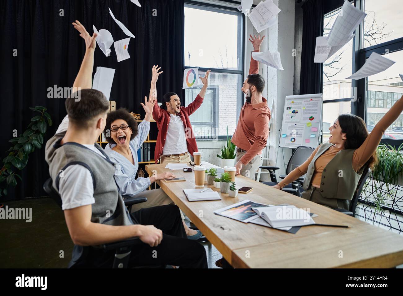 I colleghi esprimono gioia e cameratismo in ufficio. Foto Stock