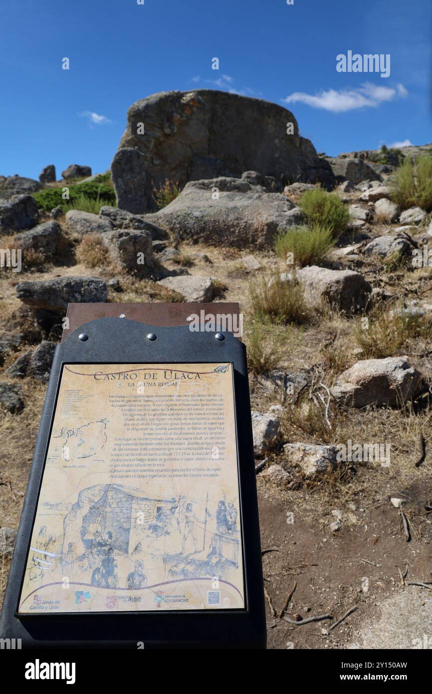 Avila, Castilla y Leon, Spagna - 17 agosto 2024: La struttura rituale della sauna nell'insediamento celtico chiamato forte di Ulaca in Sierra de la Paramera, AVI Foto Stock