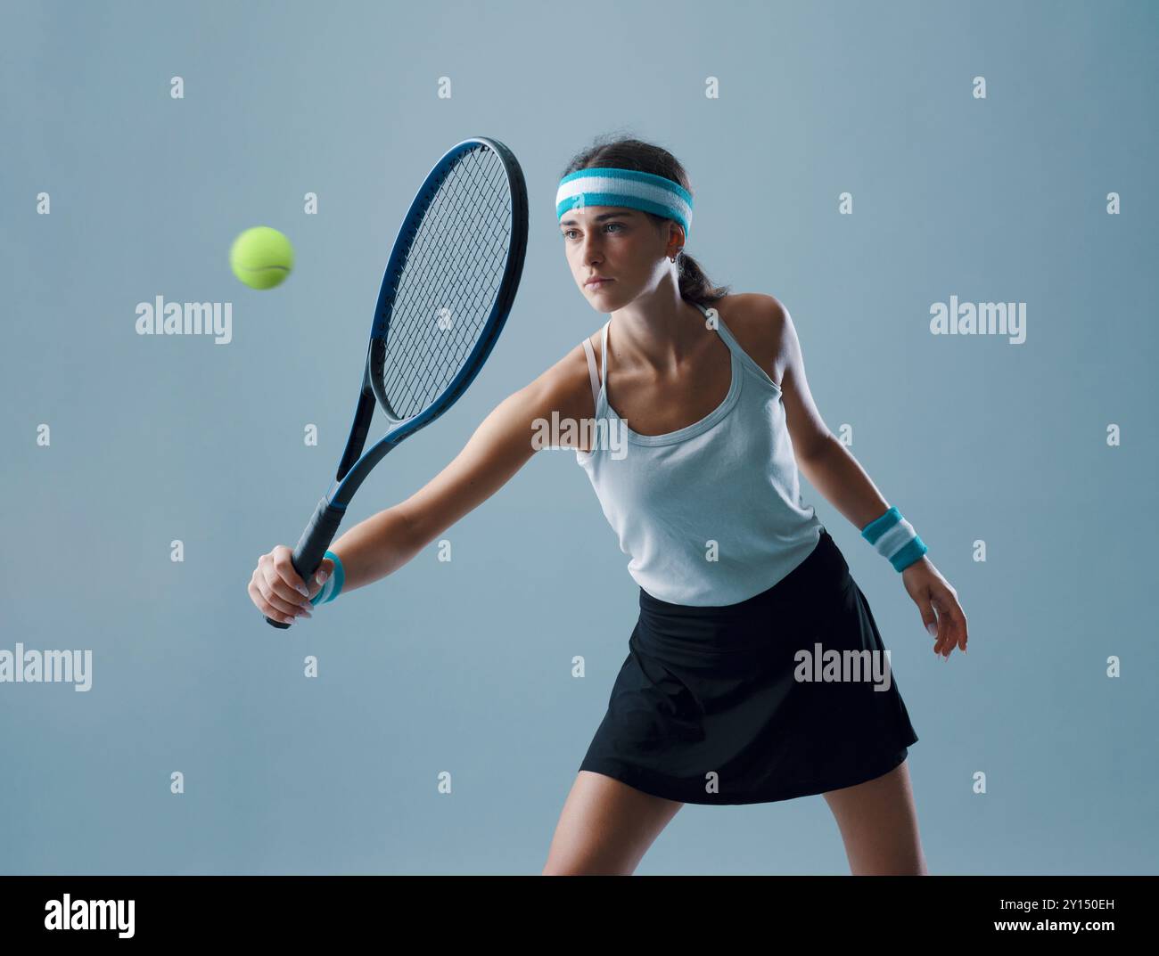 Giovane atletica che colpisce un backhand da tennis, concetto di sport professionale Foto Stock